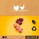 Cubes de nourriture pour animaux de différentes couleurs sur un fond jaune, présentant des silhouettes de poulet et des symboles écologiques.