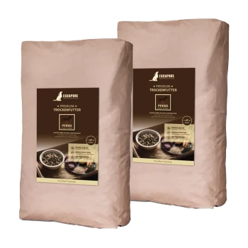 Zwei Säcke ESCAPURE Premium Trockenpferdefutter, mit einem braunen Etikett mit einem Pferde-Icon, das Zutaten wie Karotten und Leinsamen hervorhebt.