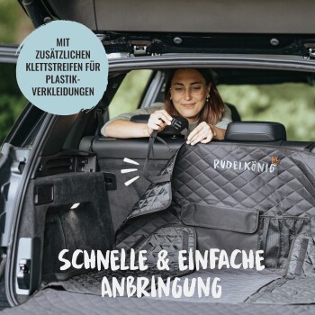 Eine Person sichert eine schwarze, gesteppten Autositzauflage im Rücksitz eines Autos, mit dem Text "Rudel König" und "Schnelle & einfache Anbringung."