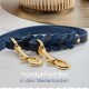 Handgefertigte marineblaue Haustierleine mit goldenen Verschlüssen, auf einer strukturierten Oberfläche präsentiert, mit dem Text "Handgeflochten in den Niederlanden."