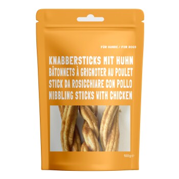 Oranger Hundesnackbeutel mit Aufschrift 'Knabbersticks mit Huhn / Nibbling Sticks with Chicken', zeigt gedrehte Hühnersticks, 100 g.