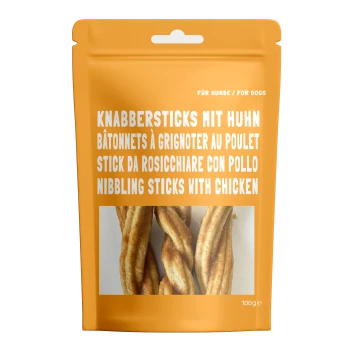 Oranger Hundesnackbeutel mit Aufschrift 'Knabbersticks mit Huhn / Nibbling Sticks with Chicken', zeigt gedrehte Hühnersticks, 100 g.