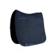 Marineblaue, gesteppten Sattelunterlage mit strukturierter Oberfläche und einem Riemen zur sicheren Befestigung, vor einem weißen Hintergrund präsentiert.