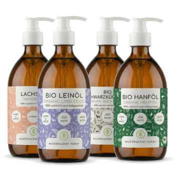 Vier Flaschen Tieröl: Bio-Leinsamenöl, Lachsöl, Schwarzkümmelöl und Hanföl, jeweils mit Pumpenspendern und Zutatenetiketten.