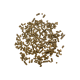 Braune Tierfutterpellets auf einem weißen Hintergrund verstreut.