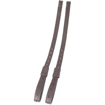 Zwei braune Leder-Hundehalsbänder mit verstellbaren Löchern und genähten Details, flach auf einem weißen Hintergrund präsentiert.