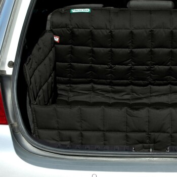 Schwarze, gesteppte Autositzabdeckung für Haustiere im Kofferraum eines Autos, beschriftet mit 'Doctor Bark.'