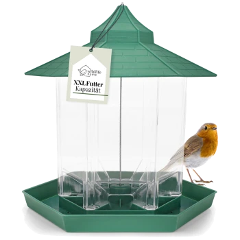Ein grüner Vogelhaus mit hexagonalem Boden und einem spitzen Dach, beschriftet mit "XXL Futter Kapazität," neben einem kleinen Vogel mit orangefarbener Brust.