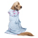 Golden Retriever trägt einen hellblauen Kapuzenbademantel mit rosa Kirschblütenbesatz und gebundenem Gürtel, sitzt, Schwanz sichtbar.