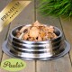 Eine Edelstahlschüssel für Haustierfutter, gefüllt mit hochwertigem Nassfutter für Katzen, das Fleischstücke und Soße enthält, mit einem "PREMIUM"-Abzeichen und dem Logo "Paula's".