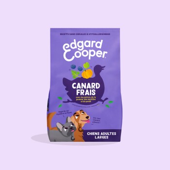 Sac violet Edgard Cooper portant les mentions « Canard Frais » et « Chiens Adultes Larges », icône de canard, fruits et légumes et chiens illustrés.