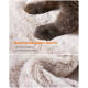 Nahaufnahme der Pfoten einer Katze auf einer plüschigen, ombré braun-weißen Haustierdecke, mit dem Text "Komfort bei jedem Schritt" und Details über den Stoff.