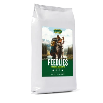 Hunde-Futterbeutel mit dem Aufdruck 'FEEDLIES HIRSCH & KARTOFFEL', mit einem Hund mit einem Rucksack in einer malerischen Umgebung.