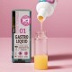 Eine Flasche mit gelblichem Flüssigkeit, die aus einem weißen Behälter mit der Aufschrift "01 GASTRO LIQUID" von FAVLY Petfood gegossen wird, entwickelt für die Verdauungsgesundheit von Haustieren.