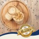 Zwei zylindrische Vogelfutterblöcke, die mit Mehlwürmern belegt sind, auf einem Holzbrett platziert, mit einem 'Best Quality'-Abzeichen, das '10 Jahre' auf Deutsch angibt.