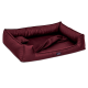 Burgunderfarbenes Haustierbett mit erhöhten Rändern und einem weichen Innenraum, mit einem kleinen Etikett beschriftet "das Hundebett."