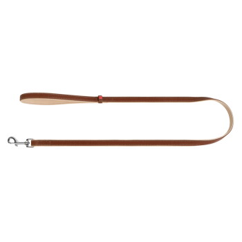 Laisse pour chien en cuir marron avec dessous crème, surpiqûres blanches, attache métallique et petite étiquette rouge avec texte blanc.