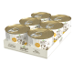 Sechs Dosen Betty's Landhausküche Haustierfutter auf einem weißen Tablett, mit Etiketten, die "Mono-Protein" und "Extra viel Fleisch" zeigen.