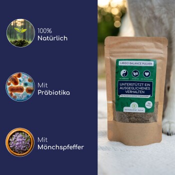 Eine Nahaufnahme eines Hundes, der an einem Beutel "Libido Balance Powder" für Haustiere schnüffelt, mit Dosierungsanweisungen und Vorteilen in deutschem Text.