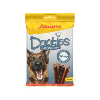 Hundeleckerli-Verpackung mit "Josera Denties" mit Geflügel und Heidelbeeren, die einen glücklichen Hund und sieben Stäbchen-Leckerlis zeigt. Getreidefrei.