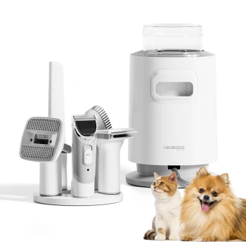 Weißes neakasa-Tierpflegegerät mit Aufsätzen auf einem Ständer, daneben eine sitzende getigerte Katze und ein zufriedener Pomeranian.
