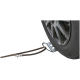 Eine Nahaufnahme eines Autoreifens, der mit einem Metallanker und einer braunen Lederleine gesichert ist, entworfen für die Sicherheit von Haustieren während der Reise.