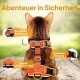 Eine braune Katze in einem orangefarbenen reflektierenden Geschirr mit sicheren Schnallen, vor einem verschwommenen Außenhintergrund. Der Text hebt Sicherheitsmerkmale hervor.