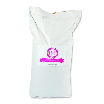 Weiße Tüte Pferdefutter mit einem bunten Etikett, das "CME" und "BETTER4HORSES" zeigt, sowie der Website www.better4horses.com.