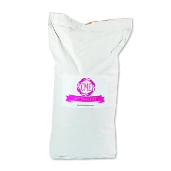Weiße Tüte Pferdefutter mit einem bunten Etikett, das "CME" und "BETTER4HORSES" zeigt, sowie der Website www.better4horses.com.