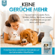 Eine Frau kuschelt mit einer weißen Katze, während ein Beagle seinen Kopf auf ihre Hand legt, mit einem geruchsentfernenden Spray in der Nähe.