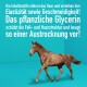 Ein braunes Pferd trabt vor einem türkisfarbenen Hintergrund, mit deutschem Text über die Vorteile von pflanzlichem Glycerin für Haarelastizität und Feuchtigkeit.