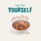 Een kom met huisdiervoer gevuld met een chunky mengsel, omringd door speelse grafische krullen, met de tekst 'zie het ZELF' erboven.