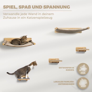 Eine getigerte Katze entspannt sich auf einem Holzregal, mit weiteren Regalen sichtbar. Text: "Spiel, Spaß und Spannung" und "Entworfen in Europa."