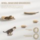 Eine getigerte Katze entspannt sich auf einem Holzregal, mit weiteren Regalen sichtbar. Text: "Spiel, Spaß und Spannung" und "Entworfen in Europa."