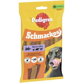 Pedigree Schmackos Multi Mix hondensnacks, 20 stuks, natuurlijke ingrediënten, minder dan 30 kcal, Omega 6 en vitamine E, met een hond die zijn lippen likt.