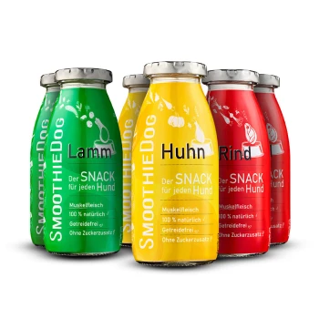 Fünf bunte Smoothie-Flaschen für Hunde, beschriftet mit "Lamm," "Huhn," und "Rind," mit Text über natürliche Zutaten und Snacks.