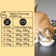 Eine orange Katze frisst aus einer weißen Schüssel auf einer dunklen Oberfläche, neben einem blumengeschmückten Tisch und einer Tabelle mit Fütterungsempfehlungen auf Deutsch.