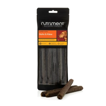 Schwarzer Nutriment Natural Treats-Beutel mit Gourmet-Sticks 'Huhn & Käse' (Huhn & Käse), drei Sticks sichtbar.
