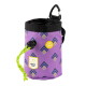 Lila Leckerlibeutel für Hunde mit grünem Kordelzug, schwarzer Oberseite und Karabiner, mit Chevron-Muster und WOOLLY WOLF-Label.