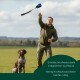 Nahaufnahme eines blauen Stoff-Hundezerrspielzeugs mit verstärkten Nähten und einem schwarzen Griffriemen.