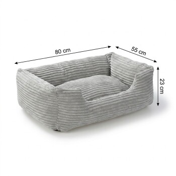 Grijs geribd rechthoekig dierenmandje met opstaande zijkanten en verlaagde voorkant; afmetingen weergegeven: 80 cm, 55 cm, 23 cm.