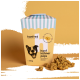 Eine bunte Verpackung von "hanf hühner pops" Hundeleckerlis, mit einer Illustration des Gesichts eines Hundes, mit einigen Leckerlis, die daneben verstreut sind.