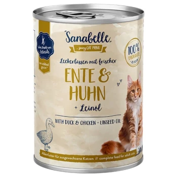 Dosenkatzenfutter mit dem Etikett "Sanabelle", das Ente und Hühnchen mit Leinsamenöl enthält, begleitet von einem Bild einer roten Katze.