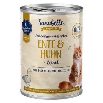 Dosenkatzenfutter mit dem Etikett "Sanabelle", das Ente und Hühnchen mit Leinsamenöl enthält, begleitet von einem Bild einer roten Katze.