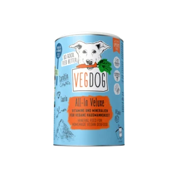 Eine Dose Vegdog All-In Veluxe, mit einem Cartoon-Hund, der eine Karotte hält, und Text, der Vitamine und Mineralien für hausgemachtes veganes Hundefutter hervorhebt.