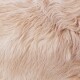 Nahaufnahme von weichem, hellfarbigem Tierfell, das seine flauschige Textur und natürlichen Glanz zeigt.