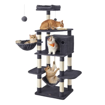 Ein mehrstöckiger Katzenbaum mit vier Katzen: einer braunen getigerten Katze, die frisst, einer flauschigen Katze im Bett, einer weißen Katze in einem würfelförmigen Versteck und einer orangefarbenen Katze, die spielt.