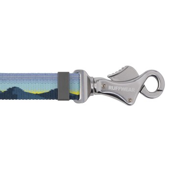 Nahaufnahme einer blauen und gelben Hundeleine mit Bergmuster und einem Metallclip, mit dem Markennamen "RUFFWEAR" auf dem Clip eingraviert.