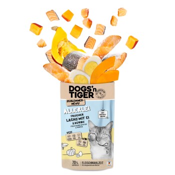 Haustierfutterbeutel mit der Aufschrift "DOGS'n TIGER" mit einer Katzenillustration und Text über Lachs-, Ei- und Kürbiszutaten.
