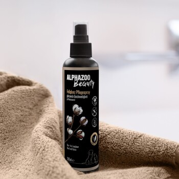 ALPHAZOO Beauty Fellglanz Pflegespray-Flasche auf einem weichen Handtuch, fördert glänzendes Fell für Hunde und Katzen, 200ml, pH-neutral.